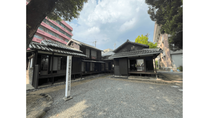 徳富蘇峰や徳富蘆花が幼少期に過ごした家です。